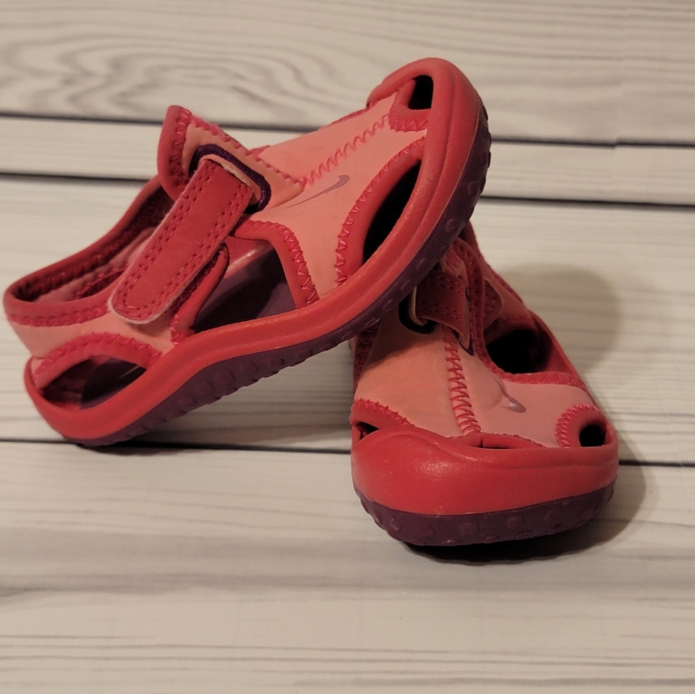 Nike water shoes pink purple Size 4 - Picture 1 of 3